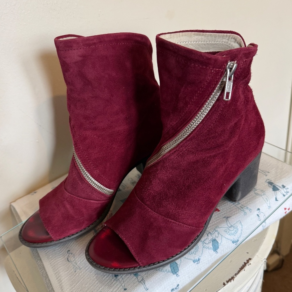 Ankle booties, Nubuk Suede, red wine color - open toe with side zipper